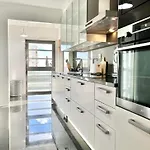 Modern & Spacious With River View Lisbon
