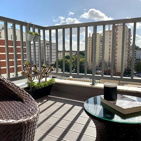 Апартаменты Modern & Spacious With River View