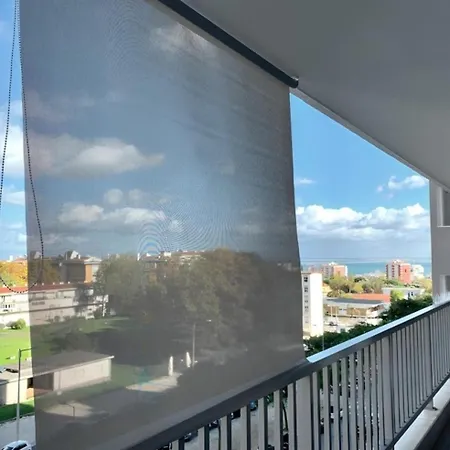 Апартаменты Modern & Spacious With River View *