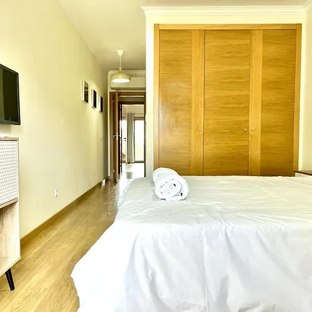 Апартаменты Modern & Spacious With River View *