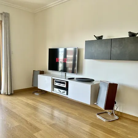 Апартаменты Modern & Spacious With River View *