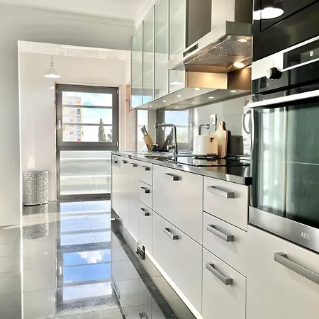 Modern & Spacious With River View Лиссабон